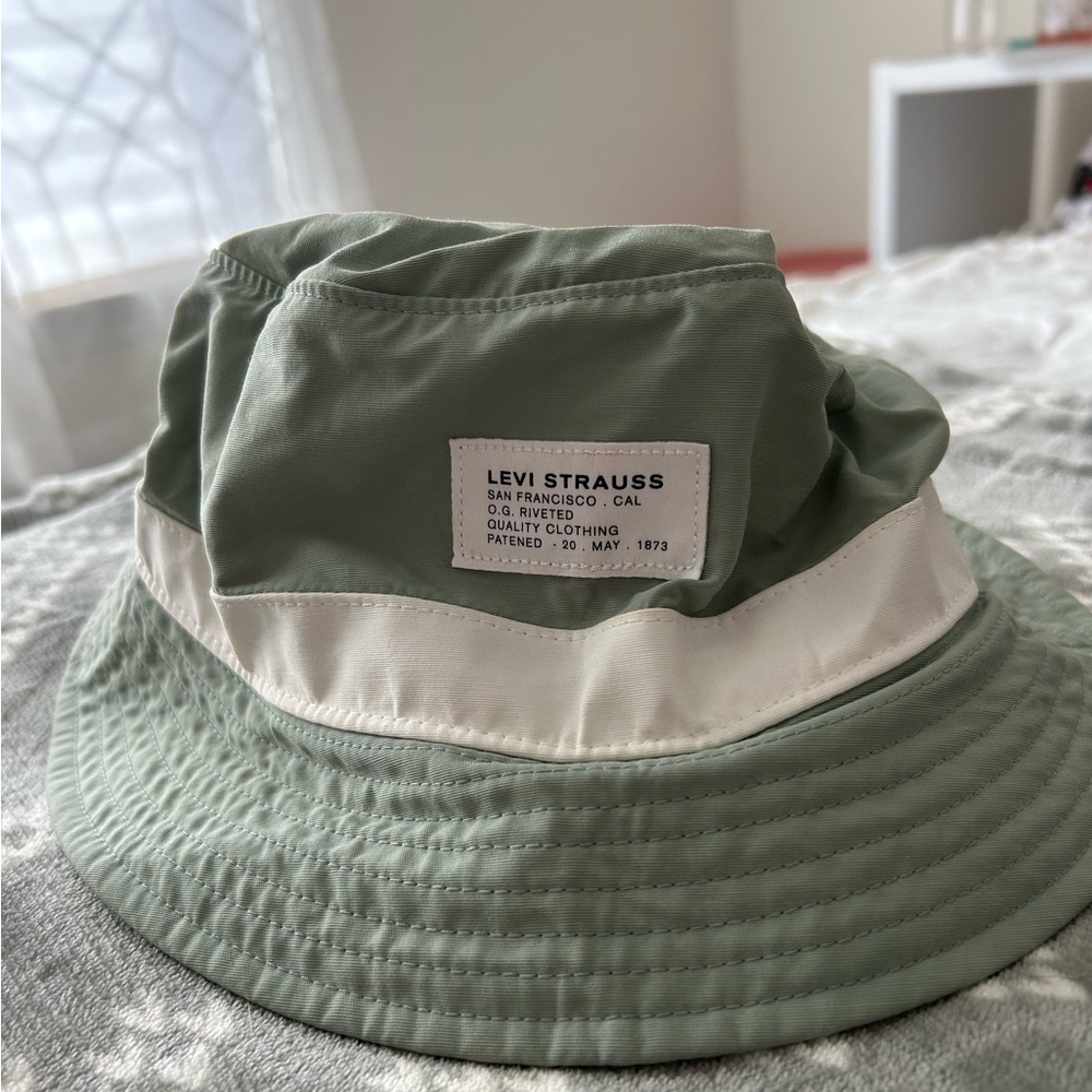 Levi's Green and White Bucket Hat Classic Accessories